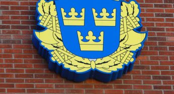 Fyrverkerier kastades mot förbipasserande i Spånga centrum